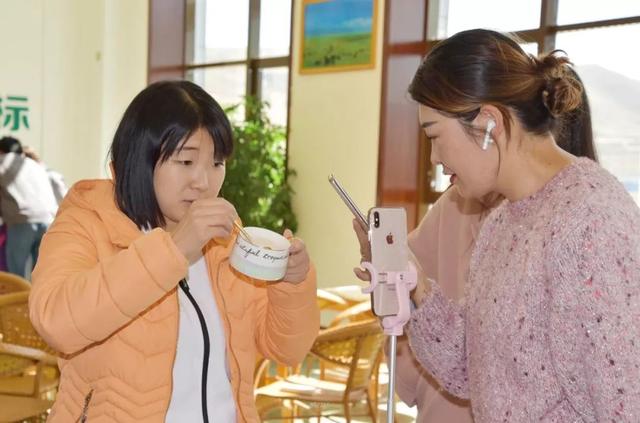 网红达人“小英子”带甘南农牧产品上“I@甘肃·2019网络扶贫博览会”