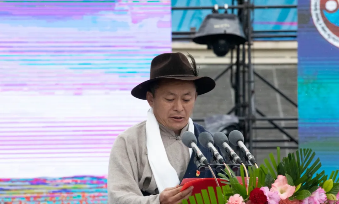 中共碌曲县委书记扎西才让致辞.